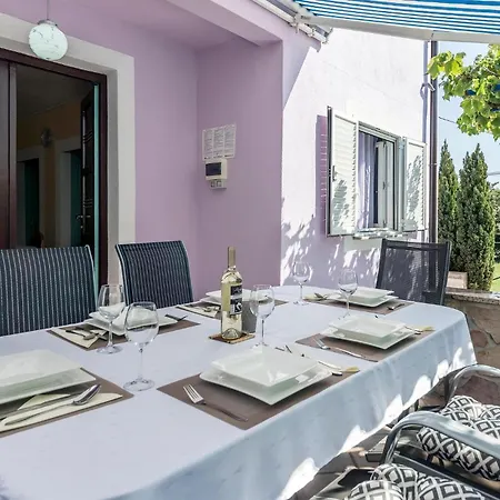 Amazing Home In Vinez בית נופש